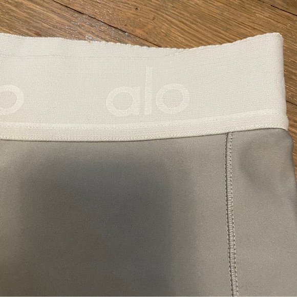 Alo Limited-Edition Exclusive Rider Short Grey Size Small - Picture 3 of 6